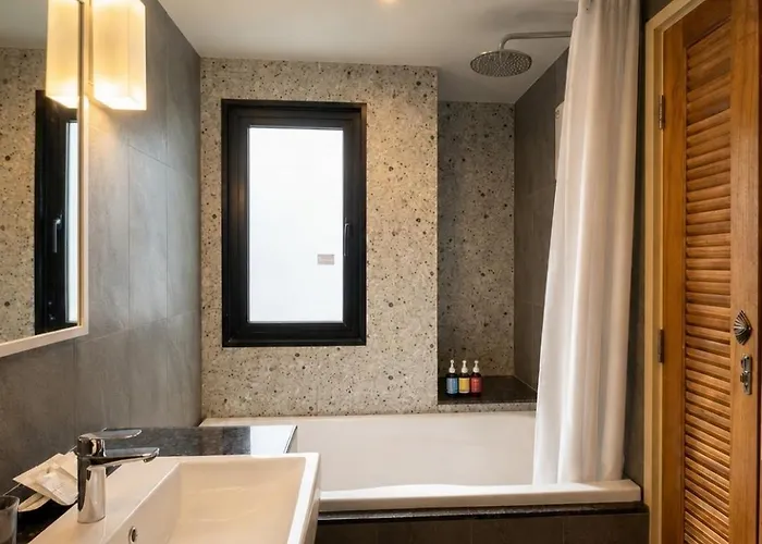 Hotel Sun And Moon - Bed And Bistro Bangkok