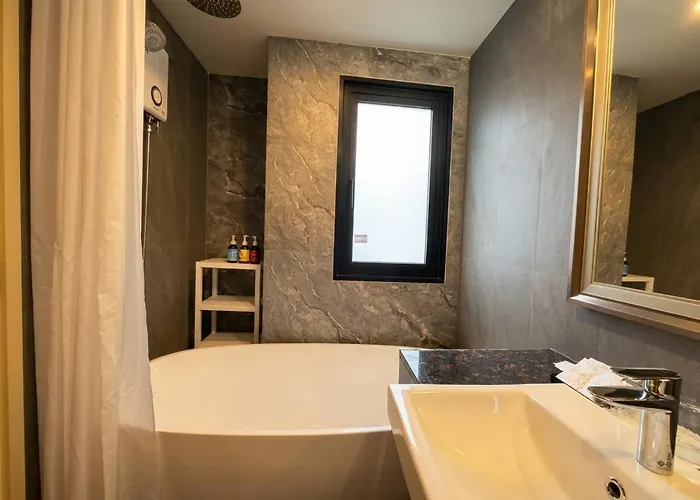 Sun And Moon - Bed And Bistro Bangkok